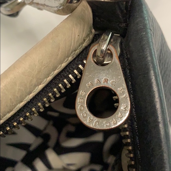 Marc Jacobs leather purse with adjustable strap. - Picture 4 of 9